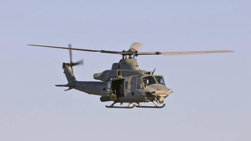 三个人,横图,室外,白天,技术,风,旋转,飞,战争,转,摄影,直升机,准确,滑行,军用机,军用直升机,UH-1直升机,彩图,美国海军陆战队,美国军事