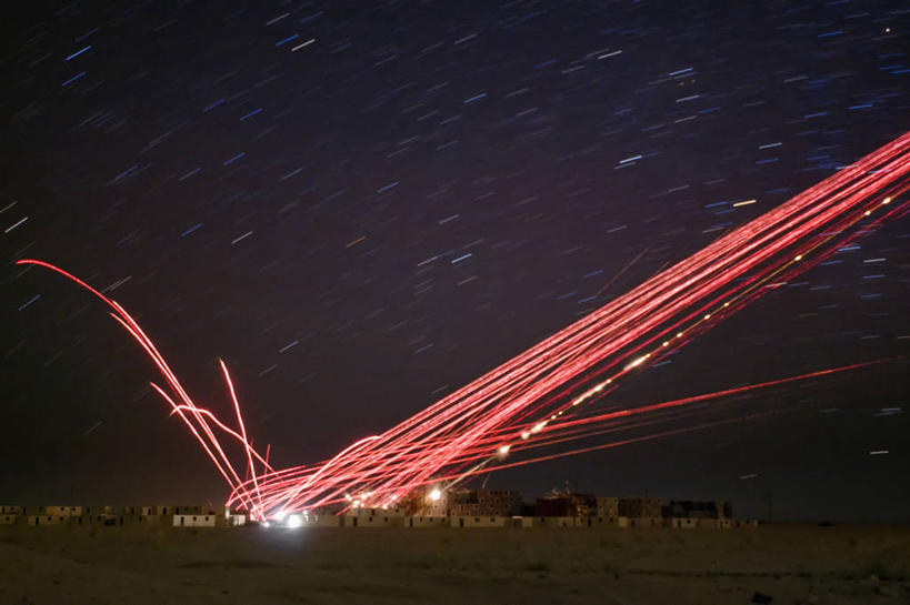 无人,横图,室外,夜晚,长时间曝光,爆炸,火,咆哮,军事,光线,枪支,光芒,破坏,红色,黑色,战争,击打,摄影,子弹,打斗,毁灭,机关枪,彩图,罢工,美国海军陆战队,延时摄影