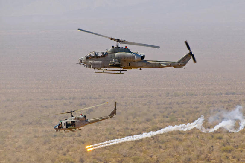 四个人,横图,室外,白天,技术,风,军事,旋转,战争,转,摄影,直升机,准确,暴力,进攻,军用机,军用直升机,军事演习,彩图,美国海军陆战队,编队飞行