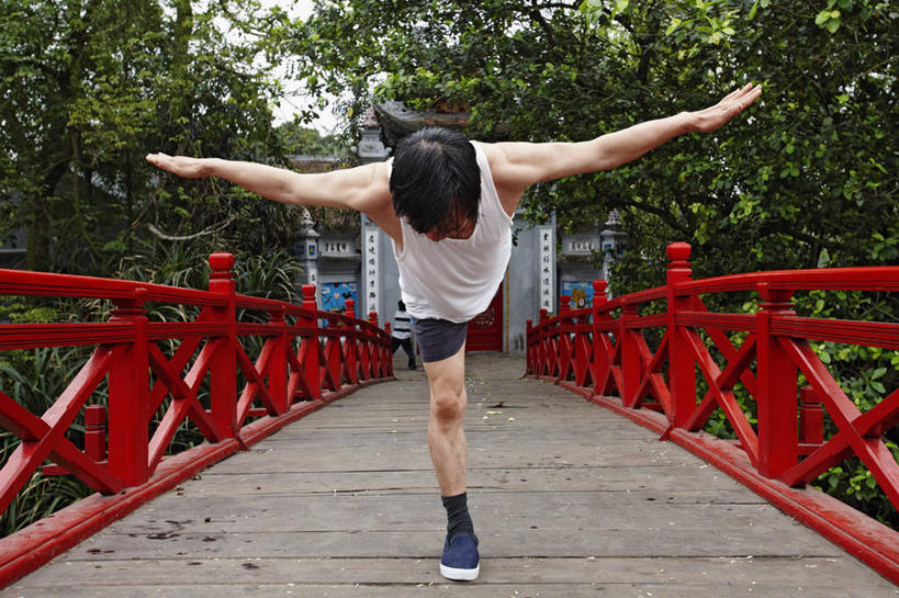 成年人,中年人,一个人,横图,室外,白天,越南,仅一个男性,仅一个人,仅一个中年男性,伸展,首都,平衡,摄影,河内,男人,男性,中年男性,休闲活动,彩图,栖旭桥