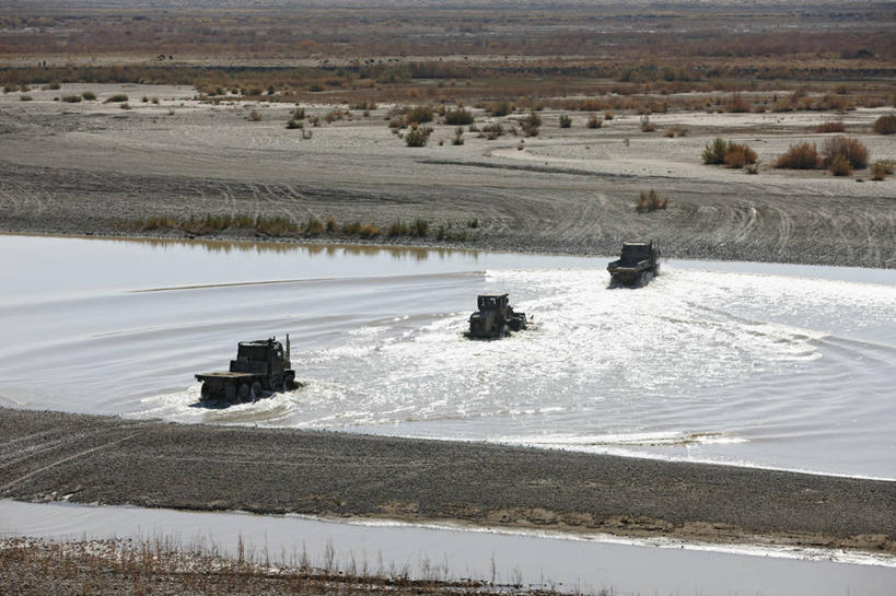 无人,横图,室外,白天,探险,河流,阿富汗,摄影,推土机,军用车,冒险,危险,彩图,美国海军陆战队,商用车,工业机械