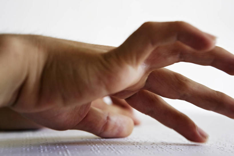 成年人,手,一个人,横图,室内,特写,白天,通讯,越南,仅一个女性,起伏,标志,文字,纸,字符,斑点,教育,标识,读书,摄影,凹凸,知识,残疾,盲人,盲文,胡志明市,点字,凸字,女人,触摸,彩图,布莱叶点字法