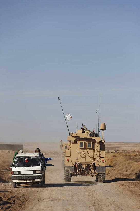 竖图,室外,白天,阿富汗,军事,联系,摄影,驾车,监视,危险,彩图,皮卡车,美国海军陆战队