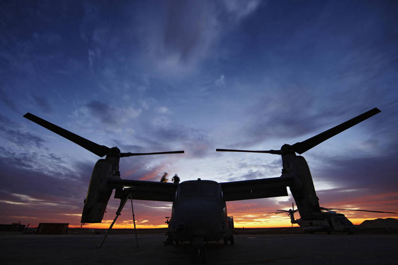 两个人,横图,室外,夜晚,运动模糊,阿富汗,军事,黎明,飞,战争,摄影,修理,飞行器,货运,剪影,军用机,螺旋桨飞机,彩图,美国海军陆战队