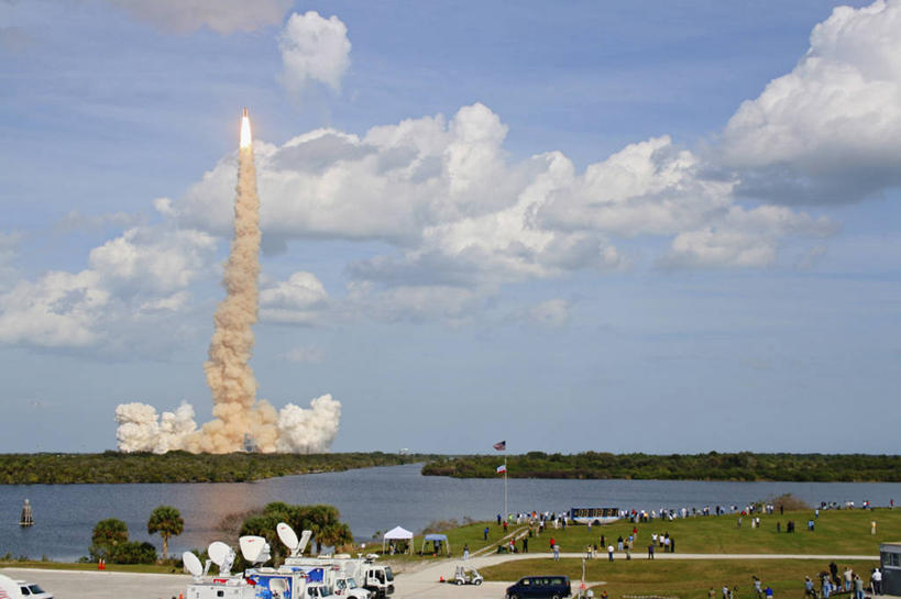 横图,室外,白天,留白,美国,起飞,太空,云,发射台,烟,摄影,北美,北美洲,美洲,航天飞机,亚特兰蒂斯号,佛罗里达,佛罗里达州,佛州,阳光州,肯尼迪航天中心,北亚美利加洲,亚美利加洲,空气污染,梅里特岛,彩图,美利坚合众国,空间探索