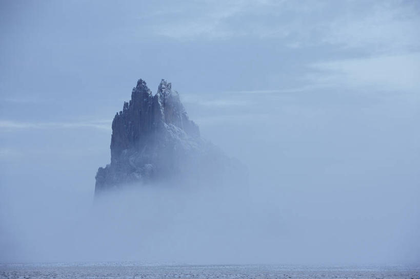 无人,横图,室外,白天,留白,通讯,火山,美景,雪,雾,美国,对称,艺术,科学,景观,山顶,悬崖,冬天,尖顶,蓝色,自然,地标建筑,景色,寒冷,摄影,北美,北美洲,早晨,文学,自然风光,美洲,新墨西哥,北亚美利加洲,亚美利加洲,地质学,科罗拉多高原,自然地理,岩石,彩图,旅行,美利坚合众国,纳瓦霍族,超现实主义,流派,艺术流派,火山颈