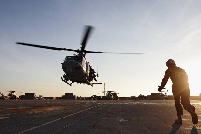 成年人,一个人,地勤人员,横图,室外,白天,团队,阿富汗,仅一个男性,军事,螺旋桨,飞,乘务员,战争,摄影,直升机,货运,军用机,美国文化,彩图,美国海军陆战队