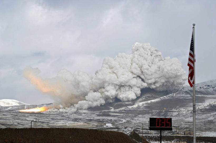 无人,横图,室外,白天,技术,旗帜,美国,火焰,烟,美国国旗,摄影,噪声,航天飞机,科学实验,犹他,空气污染,海岬,能力,钟,彩图,空间探索,火箭加速器