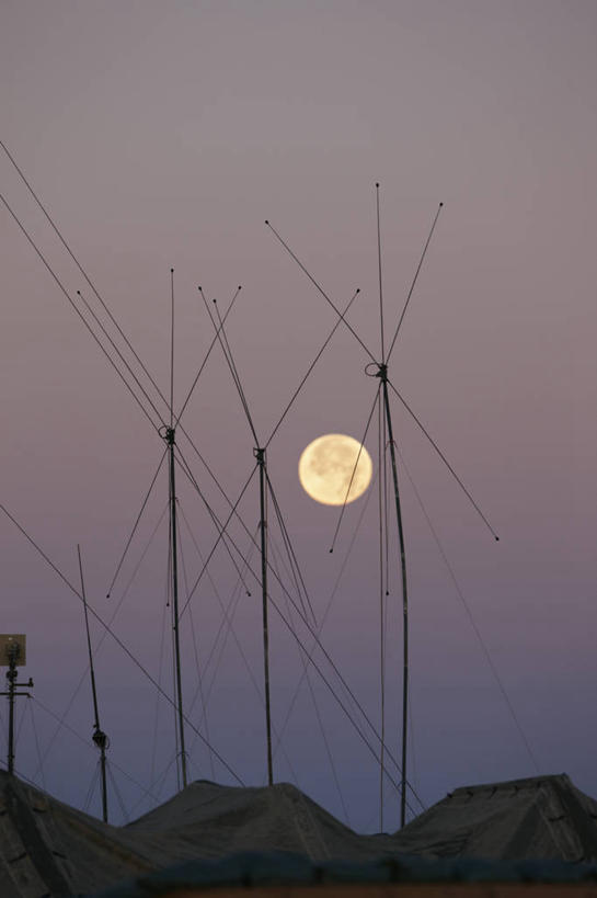 无人,竖图,室外,夜晚,消失点,通讯,阿富汗,太空,电缆,月亮,满月,黎明,联系,收音机,摄影,剪影,鞭子,彩图