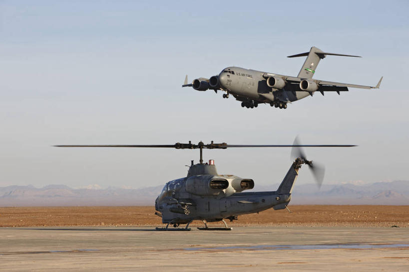 无人,横图,室外,白天,飞机,阿富汗,起飞,军事,集装箱,交通,着陆,航空,货柜,容器,箱子,交通工具,战争,运输,摄影,空军,靠近,协调,飞行器,客机,货运,载具,物流,军用机,恢复,技能,货机,彩图,美国海军陆战队,美国空军,飞机跑道,商务机