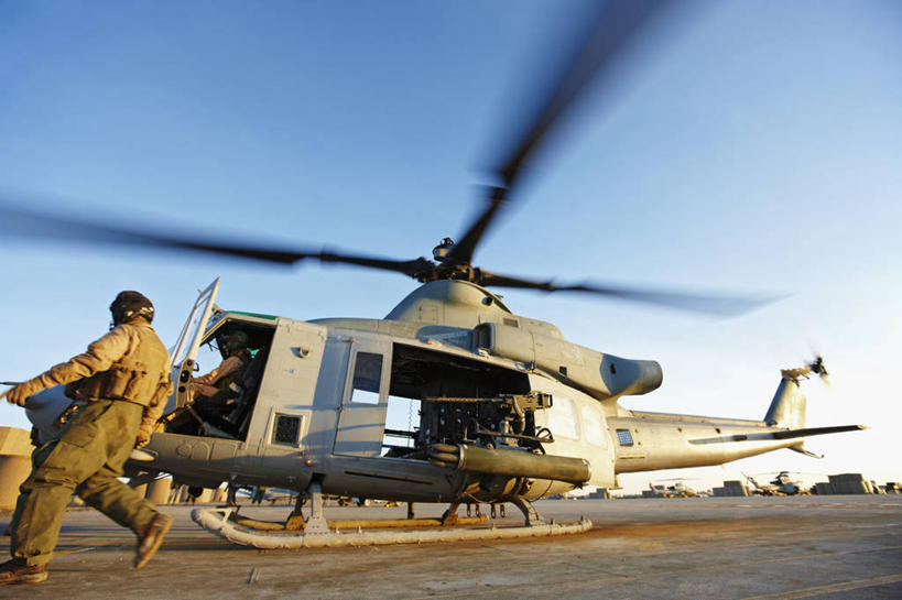 成年人,两个人,横图,室外,白天,阿富汗,军事,螺旋桨,飞,战争,摄影,直升机,打斗,机关枪,军用机,美国文化,彩图,美国海军陆战队