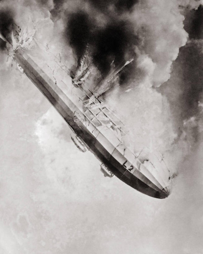 无人,竖图,黑白,室外,白天,德国,军事,飞船,火焰,烟,运输,摄影,碰撞