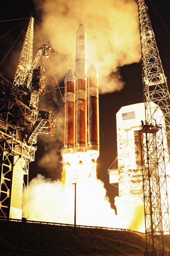 无人,竖图,室外,夜晚,仰视,技术,美国,起飞,太空,火焰,发射台,烟,摄影,工程,北美,北美洲,美洲,佛罗里达,佛罗里达州,佛州,阳光州,北亚美利加洲,亚美利加洲,彩图,低角度拍摄,美利坚合众国,空间探索