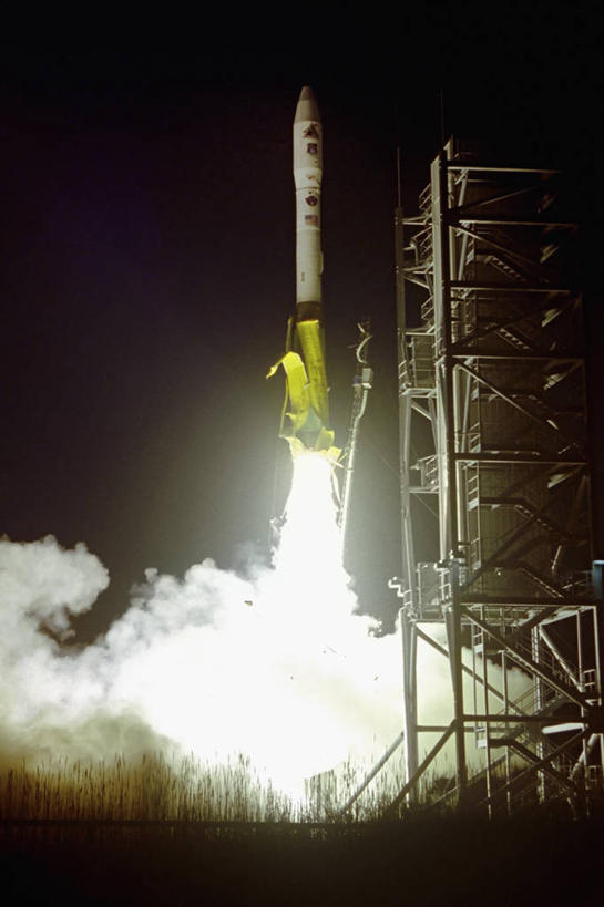 无人,竖图,室外,夜晚,美国,起飞,太空,火焰,黎明,发射台,烟,摄影,维吉尼亚,空气污染,彩图,空间探索