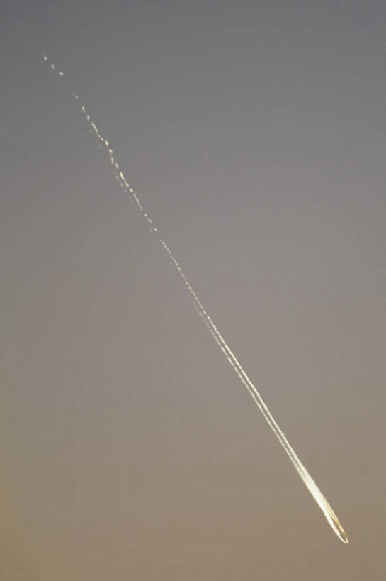 无人,竖图,室外,白天,仰视,美国,科学,烟雾,漩涡,天空,运输,摄影,污染,废气,旋涡,刨子,飞机尾迹,尾迹云,机尾云,飞机拉烟,云带,尾迹,机尾迹,飞机尾气,内布拉斯加,物理学,彩图,低角度拍摄