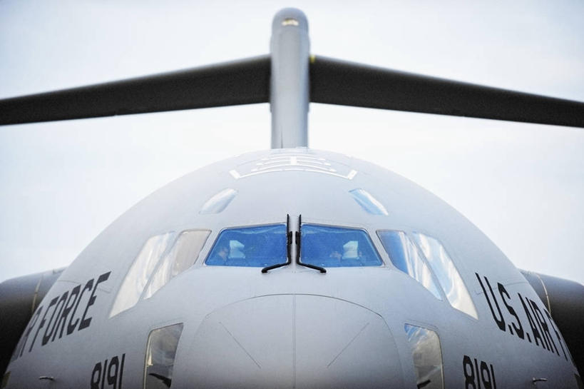 横图,室外,白天,正面,窗户,飞机,美国,军事,交通,航空,交通工具,运输,摄影,空军,直升机,飞行器,北美,客机,北美洲,载具,美洲,军用机,运输机,美军,军用战斗机,军用运输器,C-17环球霸王III,C-17运输机,南卡罗来纳州,北亚美利加洲,亚美利加洲,南卡罗来纳,扇榈之州,矮棕榈之州,货机,彩图,美利坚合众国,商务机