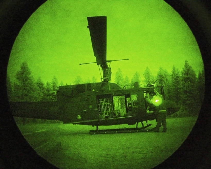 成年人,中年人,两个人,横图,室外,夜晚,技术,美国,军事,运输,摄影,直升机,军用机,华盛顿州,援救,男人,中年男性,彩图