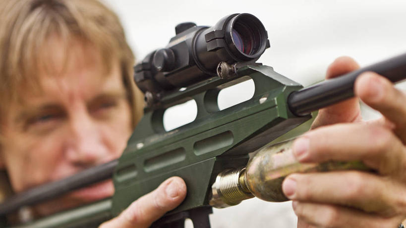 成年人,中年人,一个人,横图,室外,白天,技术,博茨瓦纳,仅一个男性,仅一个人,仅一个中年男性,科学,枪支,白色,摄影,工程,来福枪,奥卡万戈三角洲,男人,男性,中年男性,彩图