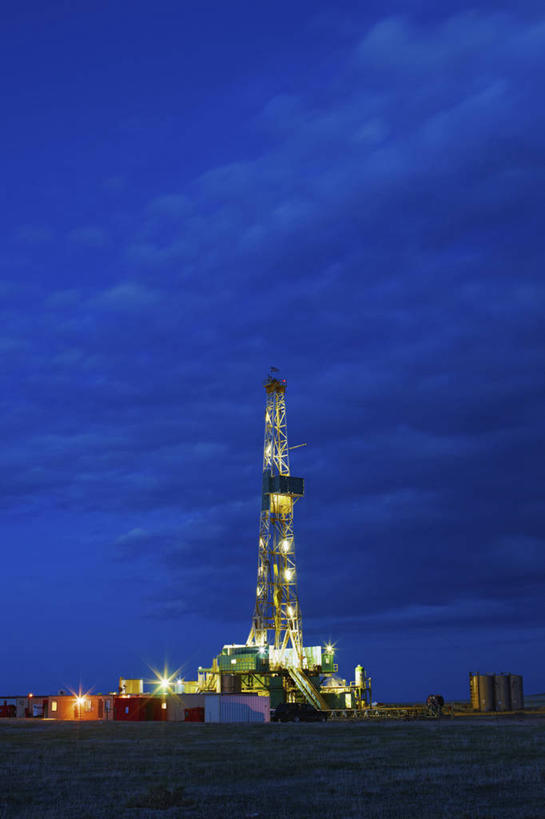 无人,工厂,竖图,室外,夜晚,留白,化工厂,技术,美国,黄昏,工业,摄影,井,能源,天然气,石油工业,科罗拉多州,化石燃料,彩图,制造厂,生产工厂