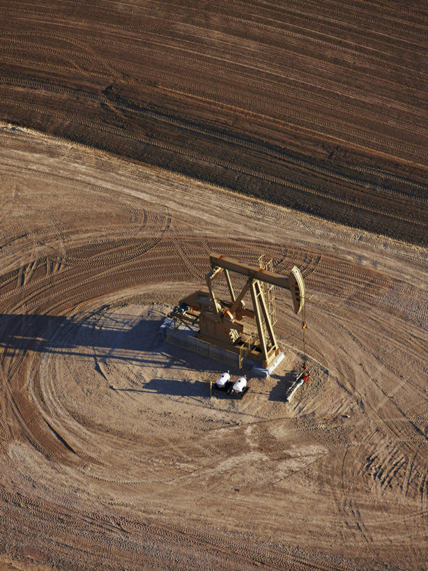 无人,竖图,俯视,航拍,室外,白天,技术,自行车,美国,化学,打气筒,活力,吸,摄影,井,污染,工程,石油工业,鸟瞰,油井,油泵,科罗拉多州,矿物质,控制杆,枢轴,彩图,高角度拍摄