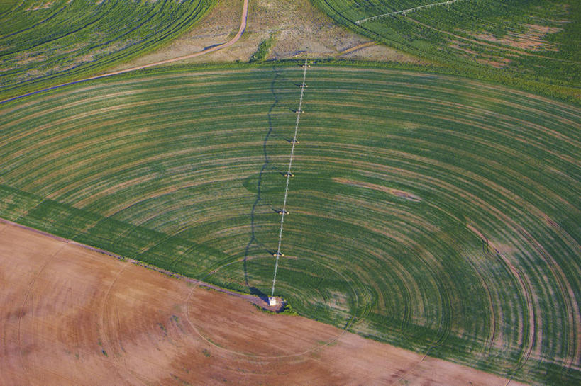 无人,农场,横图,俯视,航拍,室外,白天,农业,农作物,灌溉,技术,水,美国,喷,对称,圆形,田地,饮食,摄影,鸟瞰,农具,科罗拉多州,洒水机,灌溉设备,耕具,几何形状,枢轴,彩图,高角度拍摄