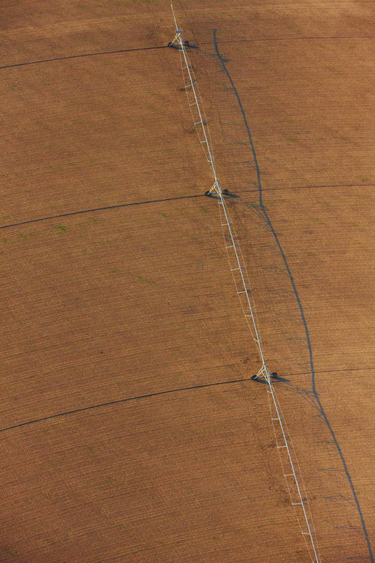 无人,农场,竖图,俯视,航拍,室外,白天,农业,农作物,灌溉,技术,水,美国,喷,对称,圆形,田地,饮食,摄影,鸟瞰,农具,科罗拉多州,洒水机,灌溉设备,耕具,几何形状,枢轴,彩图,高角度拍摄