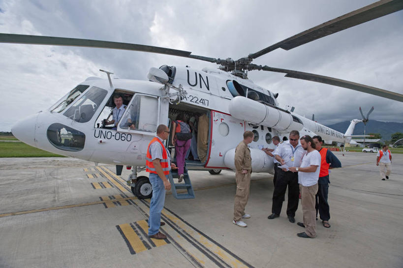 成年人,中年人,人群,飞行员,机场,横图,室外,白天,技术,乘客,联合国,运输,摄影,直升机,男人,中年男性,彩图,东帝汶民主共和国