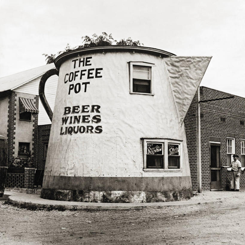 成年人,中年人,一个人,方图,黑白,室外,白天,留白,建筑,美国,仅一个男性,仅一个人,仅一个中年男性,食品,咖啡壶,摄影,英文字母,幽默,美国文化,宾夕法尼亚,男人,男性,中年男性,餐馆