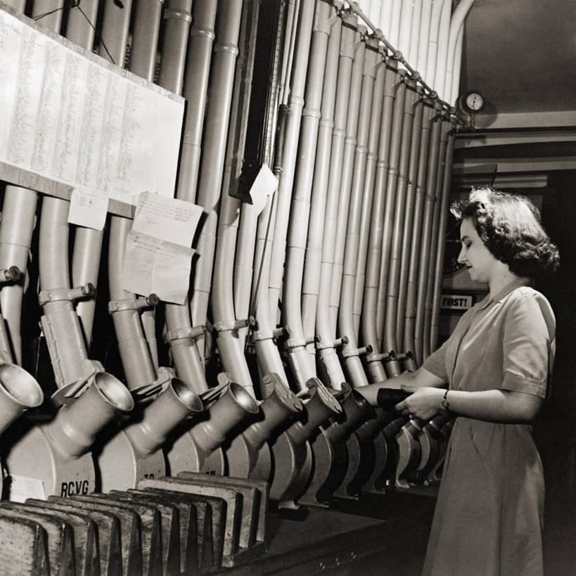 成年人,中年人,一个人,方图,黑白,室内,侧面,通讯,技术,美国,仅一个女性,仅一个人,首都,仅一个中年女性,摄影,消息,华盛顿特区,信使,女人,女性,中年女性