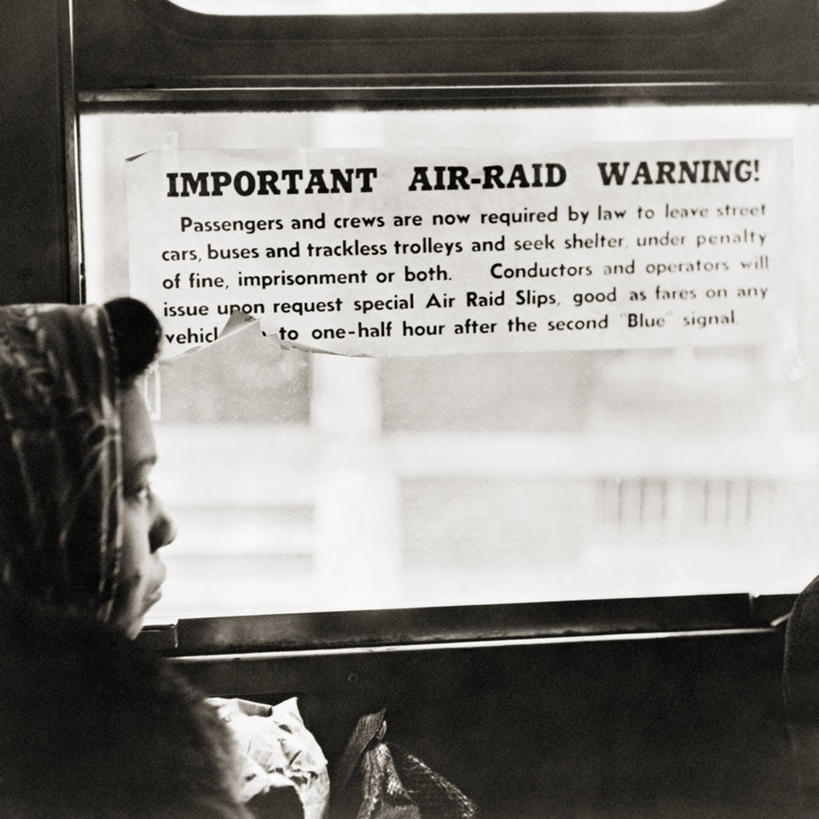 成年人,中年人,一个人,方图,黑白,室内,白天,通讯,窗户,指示牌,美国,仅一个女性,仅一个人,乘客,标志,文字,警告,历史,标识,仅一个中年女性,警示,摄影,英文字母,禁止,提醒,第二次世界大战,提示,限制,巴尔的摩,马里兰,危险,女人,女性,中年女性,空袭