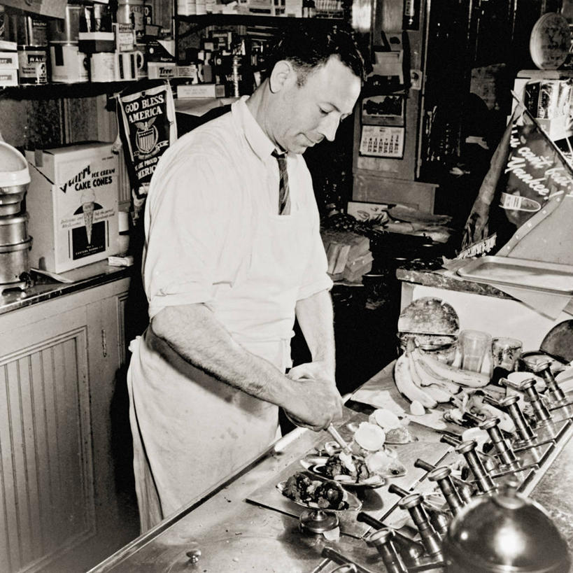 成年人,中年人,一个人,方图,黑白,室内,美国,仅一个男性,仅一个人,仅一个中年男性,电器,食品,冷冻,冷柜,冷藏柜,冰淇淋,摄影,冷藏,储藏,冰柜,美国文化,康涅狄格州,保鲜,男人,男性,中年男性,香蕉船