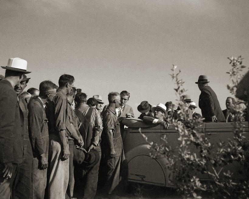 成年人,中年人,老年人,横图,黑白,室外,白天,留白,许多人,一群人,摄影,总统,政府,罗斯福,北达科他州,美国总统,富兰克林.德拉诺.罗斯福,富兰克林.罗斯福,老年男性,男人,男性,中年男性,曼丹人