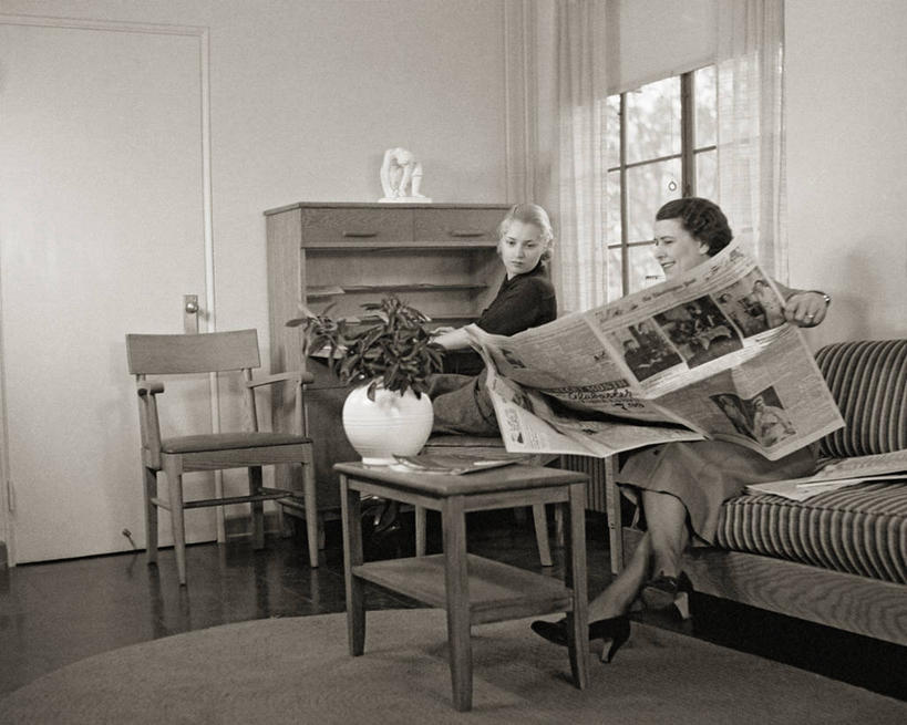 成年人,中年人,两个人,家庭,母亲,女儿,横图,黑白,室内,白天,报纸,历史,温暖,温馨,一家人,读书,摄影,和睦,起居室,政府,马里兰,年轻女性,女性,中年女性,年轻人,融洽