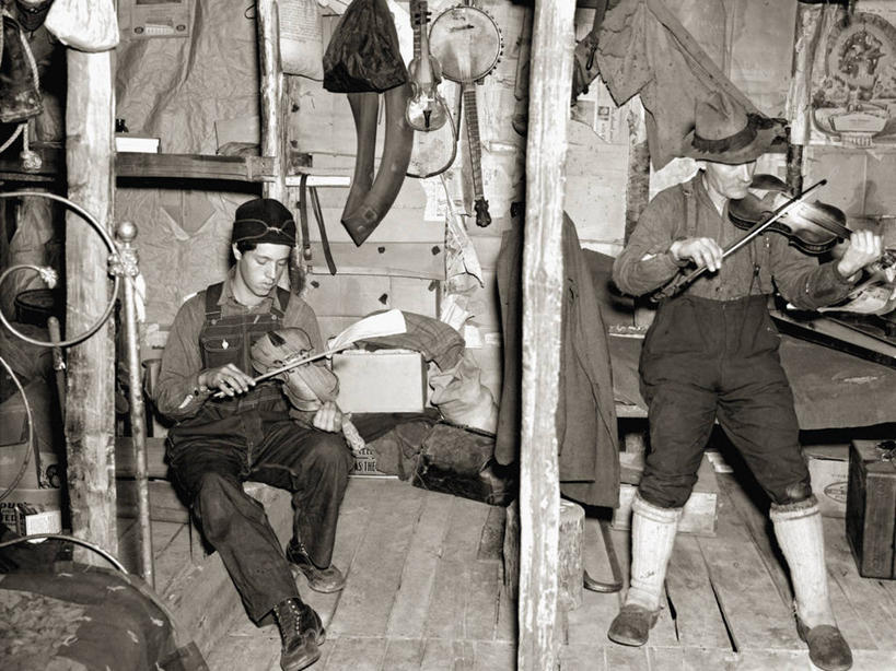 儿童,少年,成年人,中年人,老年人,一个人,两个人,家庭,父亲,儿子,横图,黑白,室内,纯洁,美国,仅一个男性,仅一个人,表演,小提琴,音乐,仅一个年轻男性,小孩,温暖,温馨,一家人,可爱,童年,童趣,摄影,和睦,北美,北美洲,美洲,客舱,童真,烂漫,无邪,北亚美利加洲,亚美利加洲,密歇根,密歇根州,貂熊州,狼獾之州,狼獾州,天真,老年男性,男人,男性,年轻男性,孩子,美利坚合众国,融洽,民间音乐