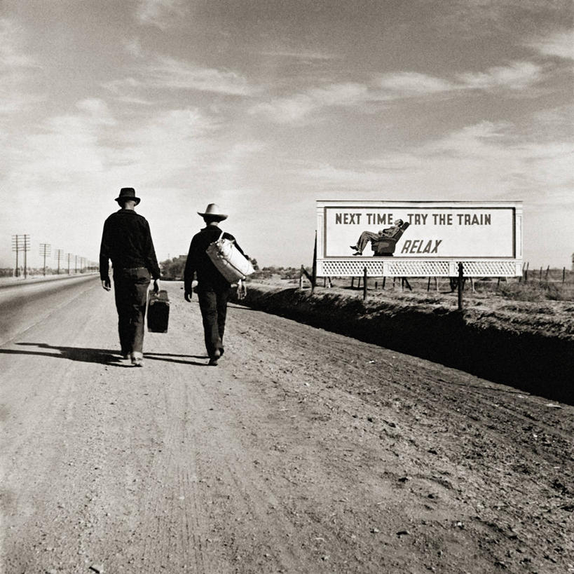 成年人,两个人,方图,黑白,室外,白天,留白,高速公路,美国,朦胧,模糊,布告栏,运输,摄影,英文字母,贫穷,加利福尼亚,男人,步行,反话