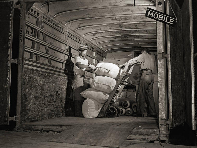 成年人,中年人,两个人,横图,黑白,室外,夜晚,美国,工作,职业,运输,摄影,装货,路易斯安那州,中年男性,皮卡车