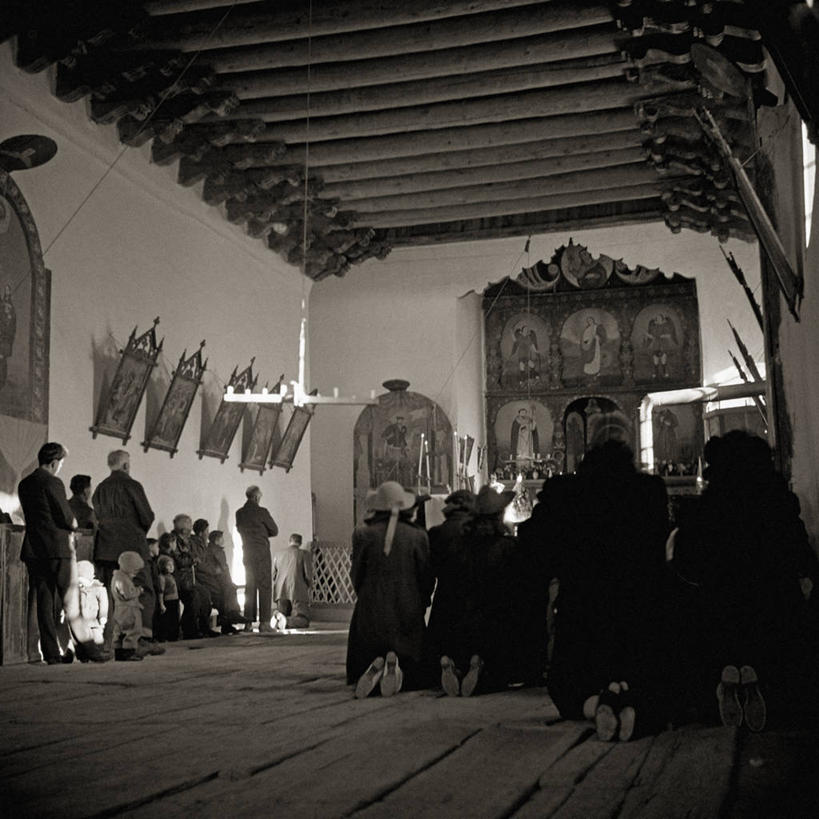 成年人,中年人,教堂,方图,黑白,室内,建筑,美国,朦胧,模糊,许多人,祈祷,一群人,摄影,宗教,新墨西哥,中年男性,中年女性