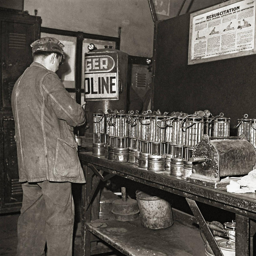 成年人,中年人,一个人,方图,黑白,室内,城市,美国,仅一个男性,仅一个人,仅一个中年男性,朦胧,模糊,工作,灯,工人,工业,摄影,北美,北美洲,美洲,宾夕法尼亚,宾夕法尼亚州,宾州,拱顶石州,拱心石之州,宾氏林地,矿工,北亚美利加洲,亚美利加洲,匹兹堡,匹兹堡市,男人,男性,中年男性,员工,矿山工人,美利坚合众国,匠人,劳动者,体力工