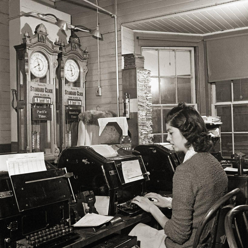 成年人,一个人,方图,黑白,室内,侧面,通讯,技术,美国,仅一个年轻女性,仅一个女性,仅一个人,工作,历史,打字,摄影,亚利桑那,年轻女性,女人,女性,年轻人,钟