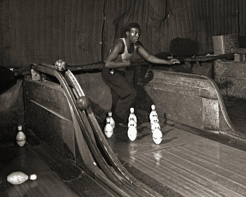 成年人,一个人,横图,黑白,室内,运动,美国,仅一个男性,仅一个人,工作,保龄球馆,保龄球球瓶,首都,球道,仅一个年轻男性,摄影,球馆,华盛顿特区,保龄球道,男人,男性,年轻男性,年轻人,休闲活动