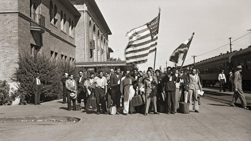 成年人,中年人,横图,黑白,室外,白天,车站,旗帜,美国,工作,站台,许多人,月台,工人,一群人,美国国旗,摄影,加利福尼亚,民工,美国文化,中年男性,员工,匠人,劳动者,体力工,社会问题