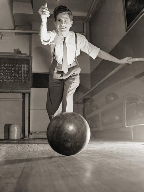 成年人,中年人,一个人,竖图,黑白,室内,运动,保龄球,纽约,美国,仅一个男性,仅一个人,仅一个中年男性,曼哈顿,摄影,决心,残疾,盲人,男人,男性,中年男性,休闲活动