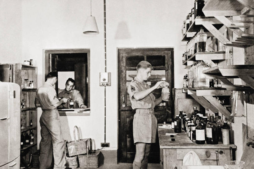 成年人,中年人,三个人,横图,黑白,室内,美国,士兵,药,军事,摄影,药房,中年男性