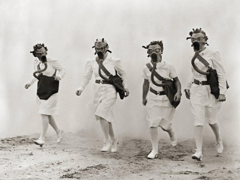 成年人,中年人,四个人,护士,横图,黑白,室外,白天,留白,制服,美国,朦胧,模糊,军事,烟,战争,摄影,军服,伊利诺斯州,防毒面罩,危险,中年女性