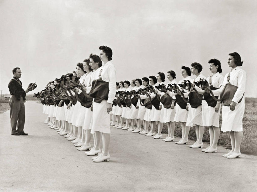 成年人,中年人,护士,横图,黑白,室外,白天,留白,美国,一排,整齐,军事,许多人,排列,一群人,摄影,保护,队列,伊利诺斯州,防毒面罩,中年男性,中年女性