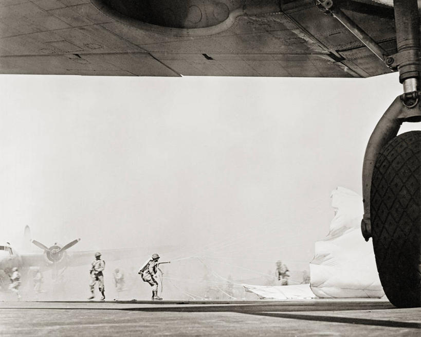 横图,黑白,室外,白天,飞机,降落伞,美国,士兵,军事,战争,运输,摄影,军用机