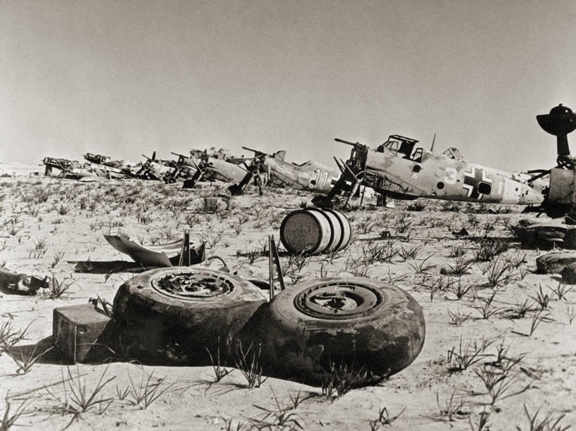 横图,黑白,室外,白天,留白,军事,着陆,历史,战争,摄影,战斗机,起落架,毁灭,北非,军用机,螺旋桨飞机,失事
