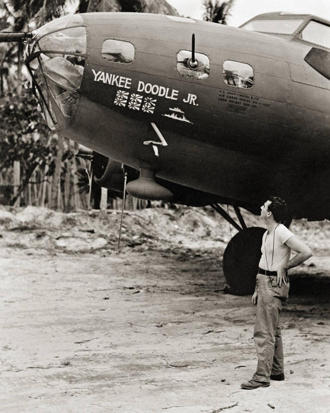 成年人,中年人,一个人,竖图,黑白,室外,白天,飞机,仅一个男性,仅一个人,仅一个中年男性,军事,战争,运输,摄影,飞行器,第二次世界大战,军用机,安诺拉盖伊轰炸机,螺旋桨飞机,南太平洋,男人,男性,中年男性,爆炸物