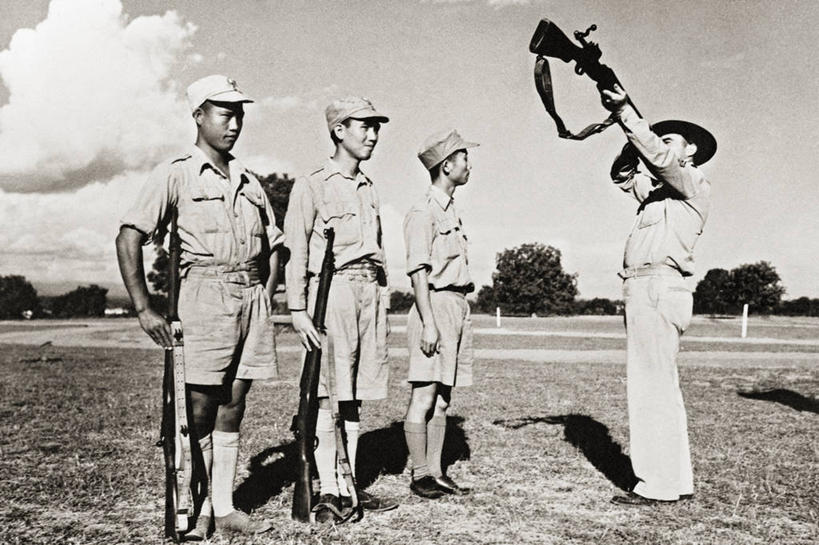 成年人,中年人,四个人,横图,黑白,室外,白天,印度,士兵,军事,战争,摄影,来福枪,贡献,年轻男性,中年男性,年轻人