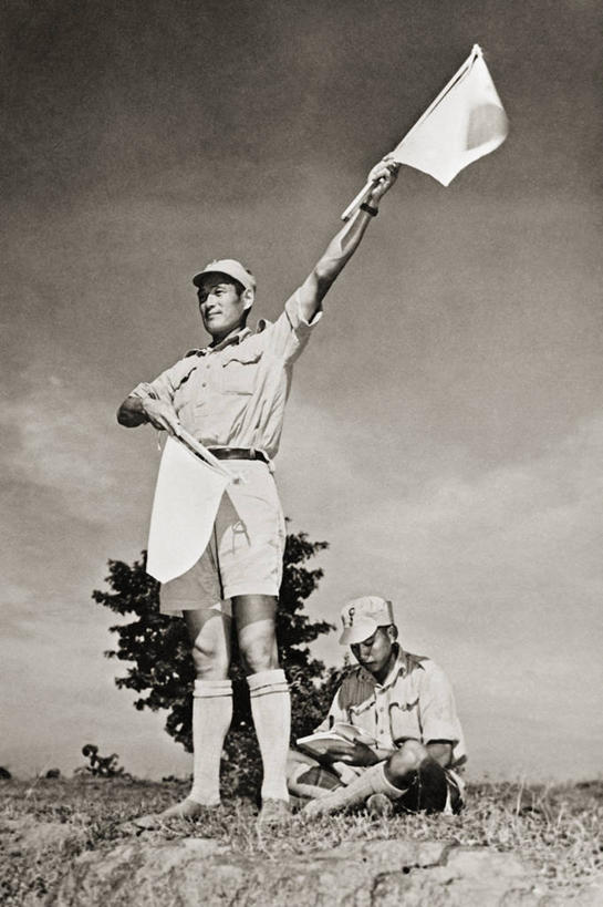 成年人,中年人,两个人,竖图,黑白,室外,白天,通讯,旗帜,印度,士兵,军事,手势,战争,摄影,中年男性,打手势